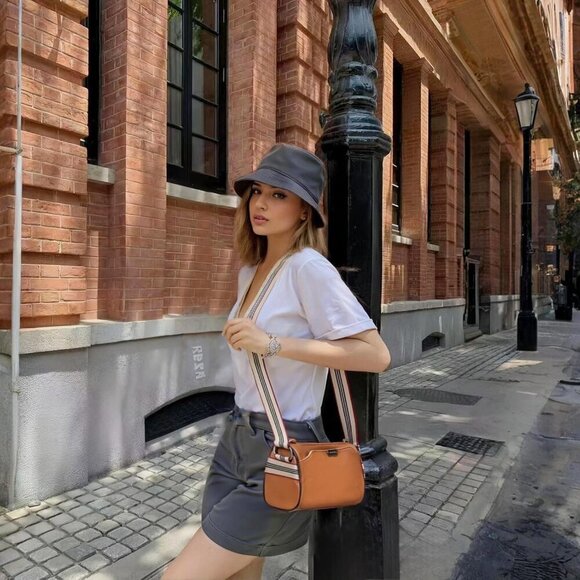 Trendy Medium Crossbody Purse in Full Grain Leather - Versatile & Stylish 8.8 in - Picture 4 of 5